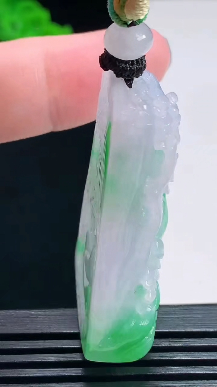 天然A货翡翠山水牌吊坠，尺寸44.5-27-11.5 重量:29.37g
7月19日