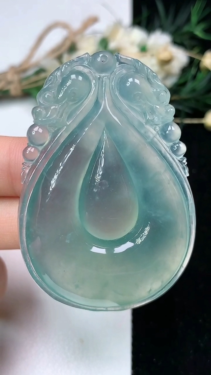 天然A货翡翠福贝吊坠，尺寸54.3-37.5-8.2，重量:29.02g
7月19日