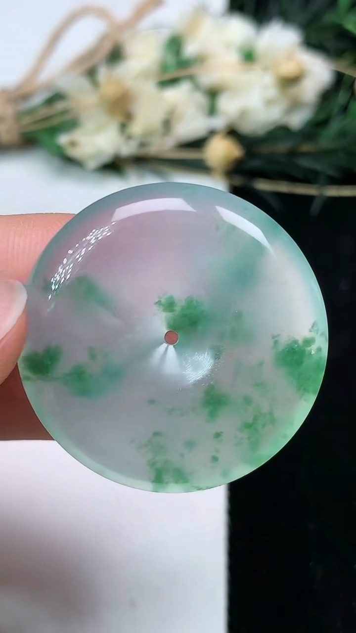 天然A货翡翠平安扣吊坠，尺寸31.5-6，重量:12.52g
7月19日