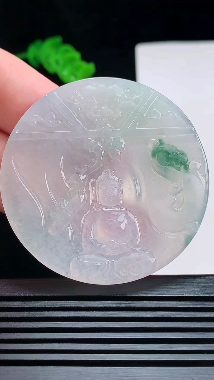 天然A货翡翠冰种飘花大日如来佛吊坠，尺寸52-5.2 重量:33.00g
7月19日