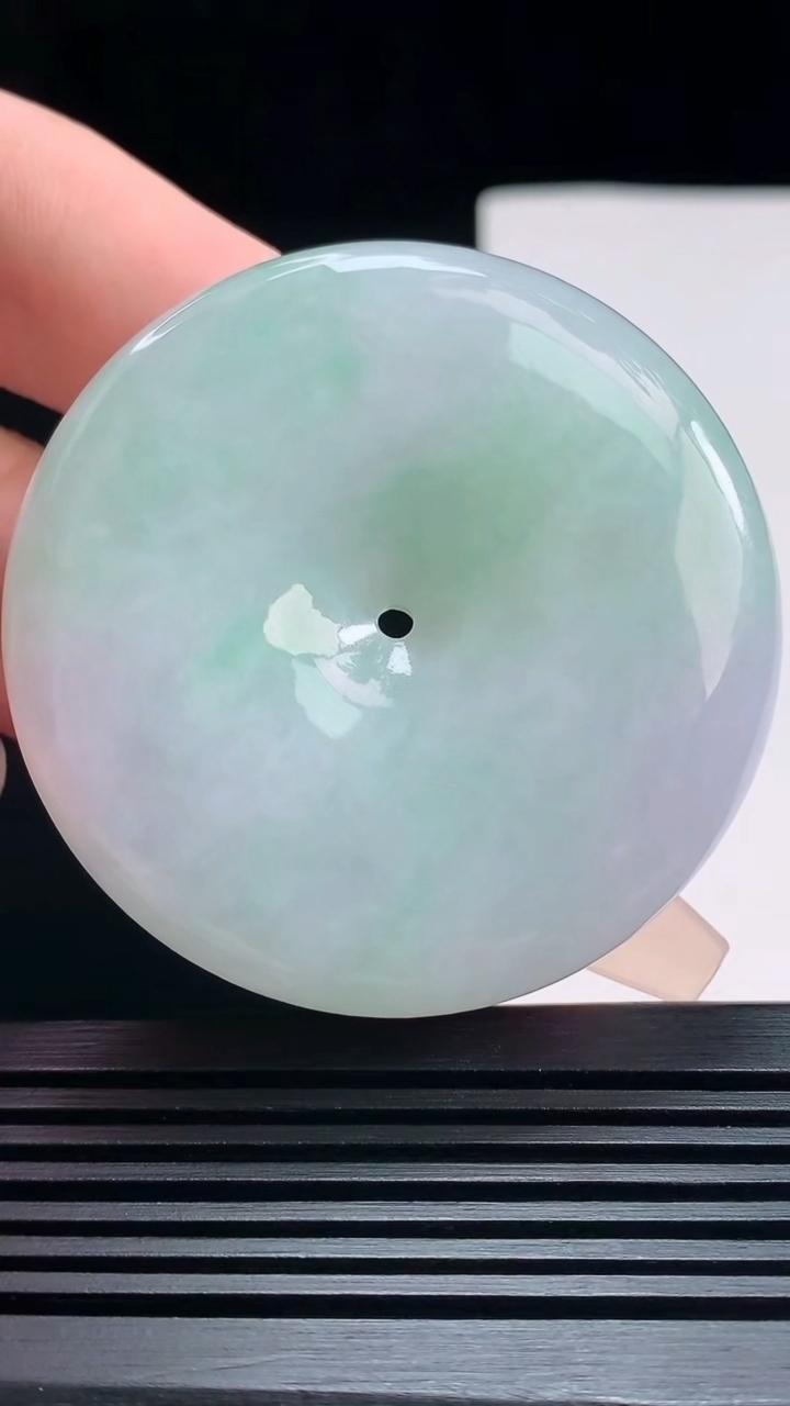 天然A货翡翠平安扣吊坠，尺寸52-11 重量:66.80g
7月19日