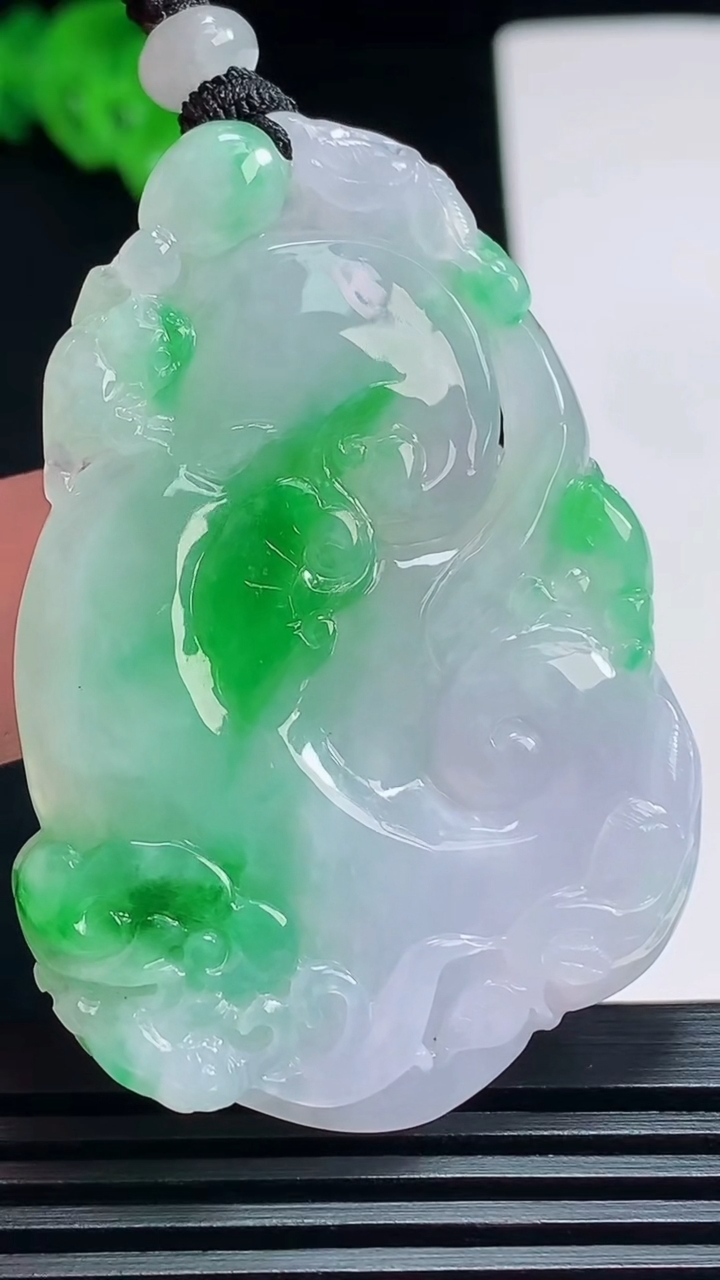 天然A货翡翠如意吊坠，尺寸51-37-5.5 重量:24.88g
7月19日