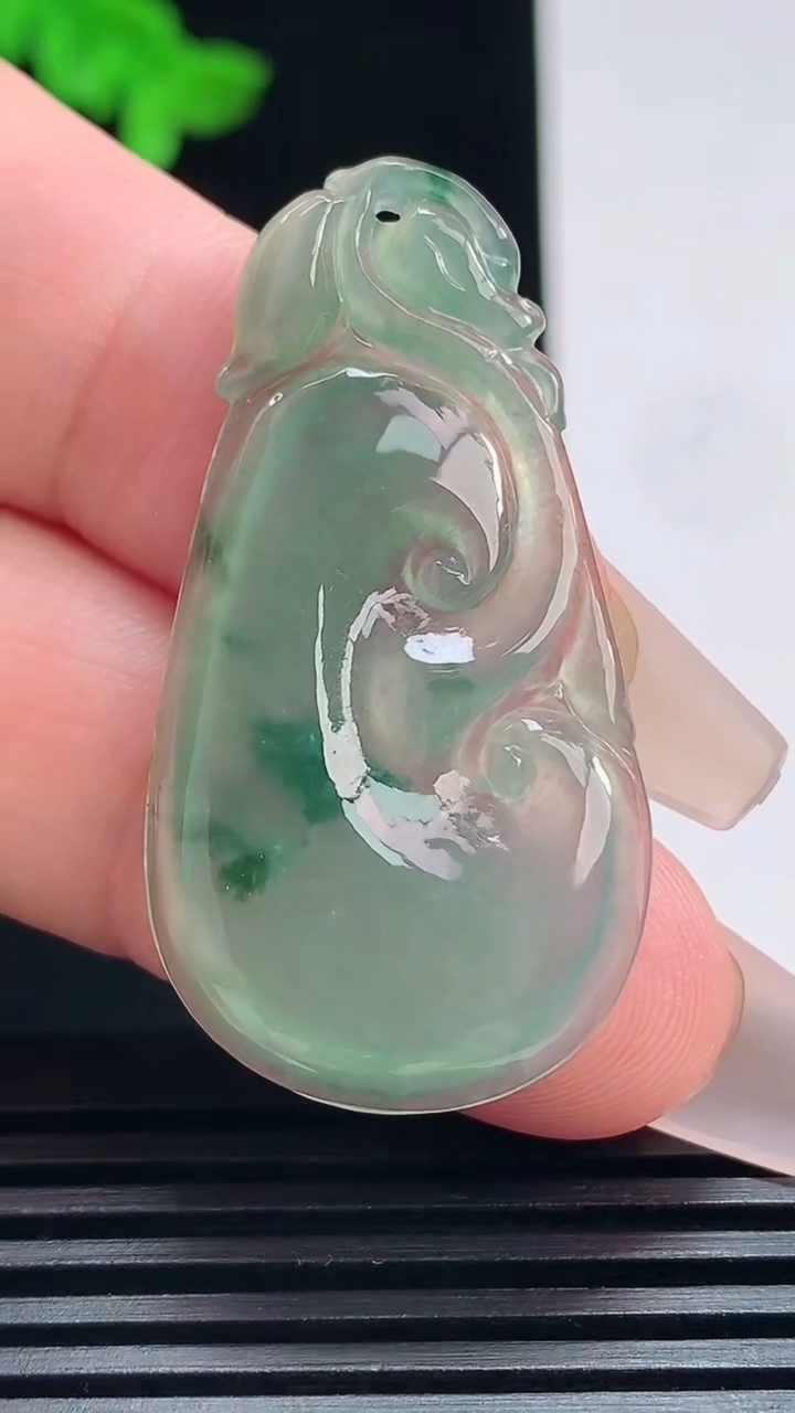 天然A货翡翠飘花如意吊坠，尺寸41.5-22-4 重量:5.93g
7月19日