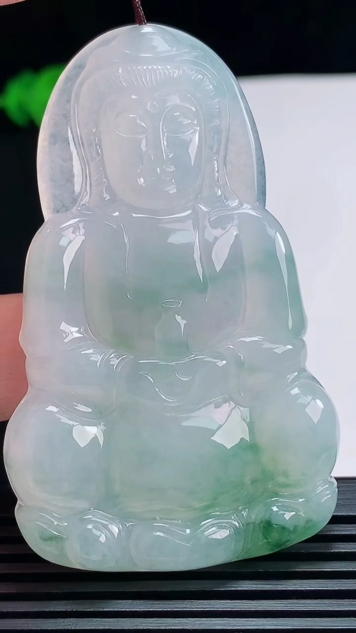 天然A货翡翠冰种飘花正装观音吊坠，尺寸66-41-5.5 重量:28.30g
7月19日