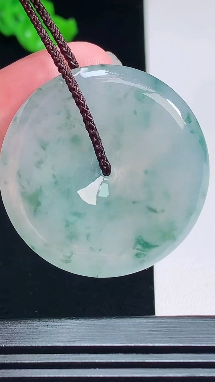 天然A货翡翠冰种飘花平安扣吊坠，尺寸36-5.6 重量:16.43g
7月19日