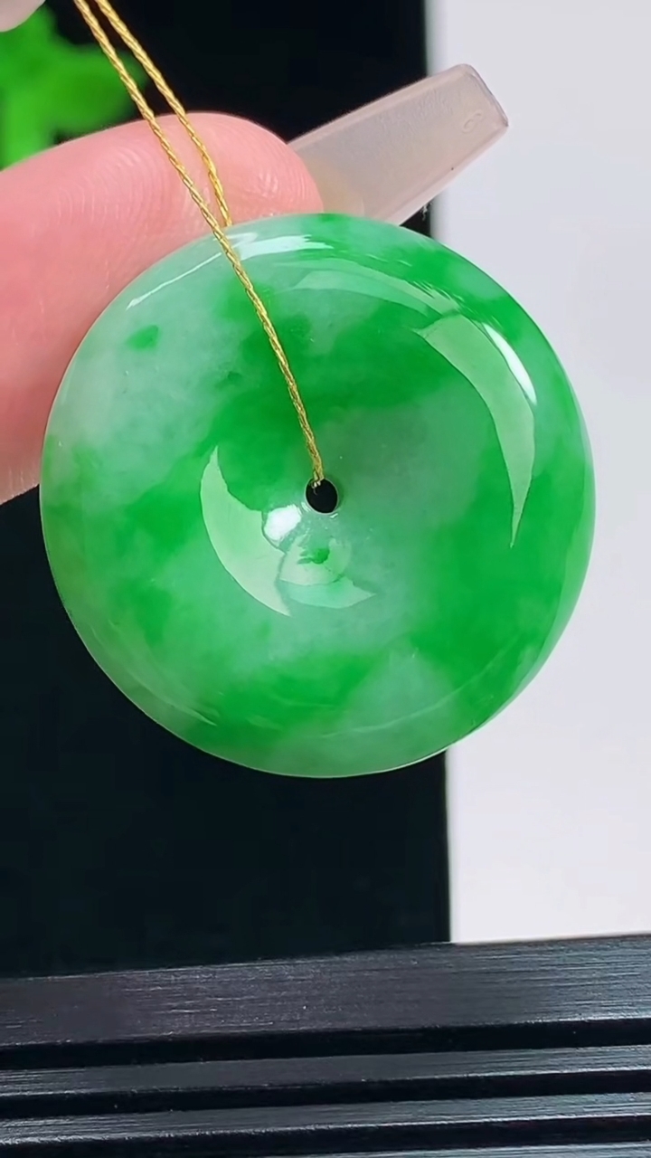 天然A货翡翠平安扣吊坠，尺寸26.5-6.2 重量:9.00g
7月19日