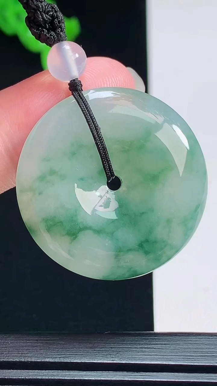 天然A货翡翠飘花平安扣吊坠，尺寸30-5.6 重量:13.87g
7月19日