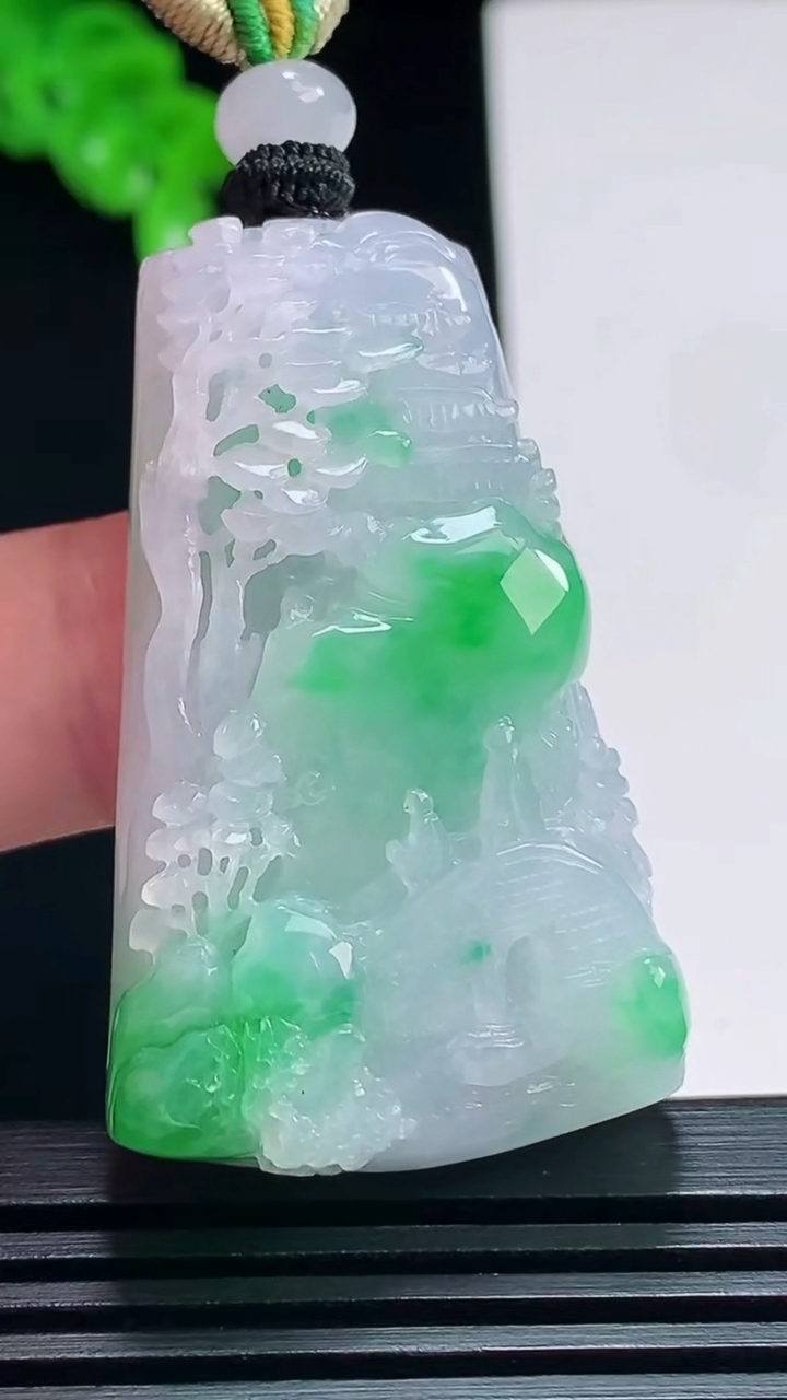 天然A货翡翠山水牌吊坠，尺寸44.5-27-11.5 重量:29.37g
7月19日