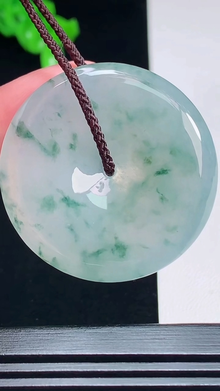 天然A货翡翠冰种飘花平安扣吊坠，尺寸36-5.6 重量:16.43g
7月19日