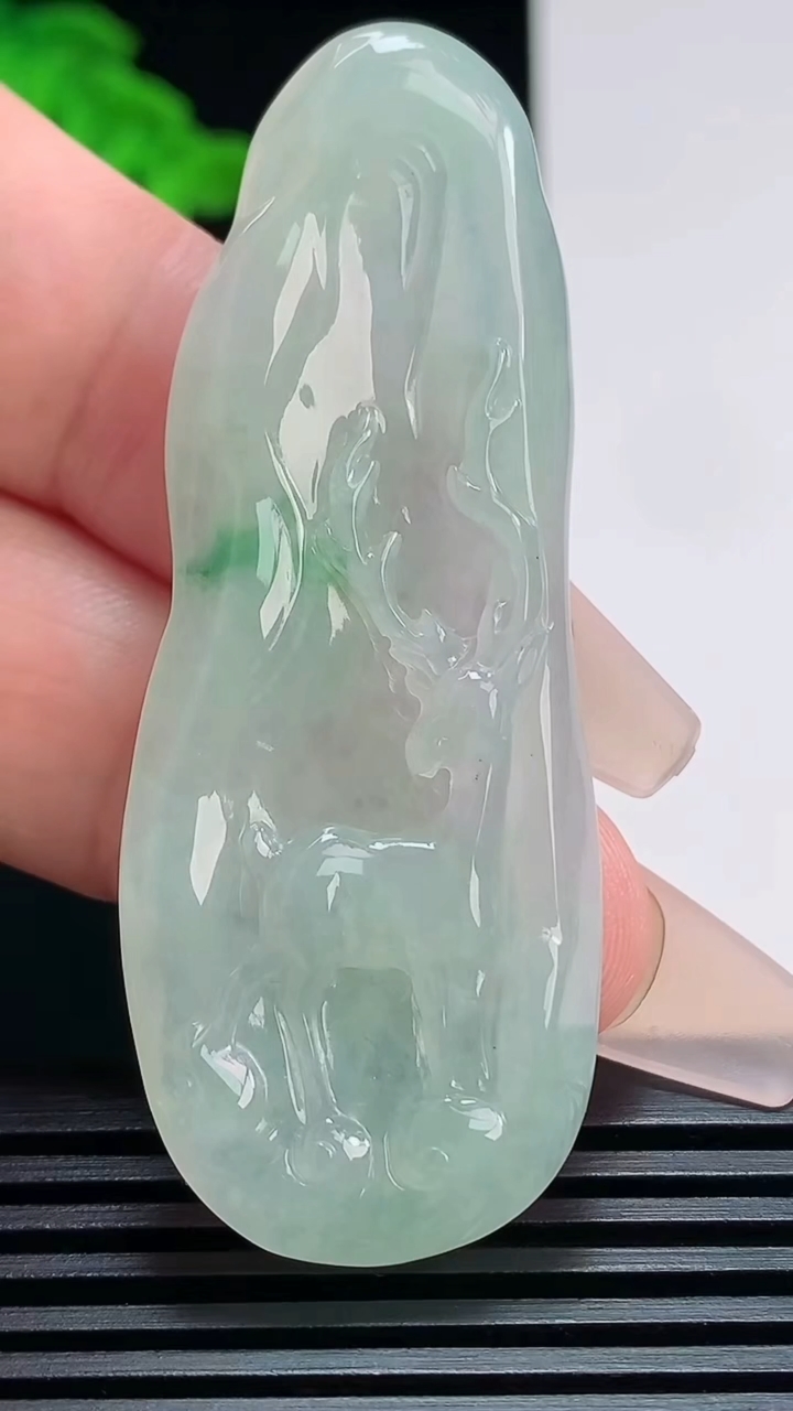 天然A货翡翠一路发 鹿牌吊坠，尺寸60-23-5.5 重量:15.69g
7月19日