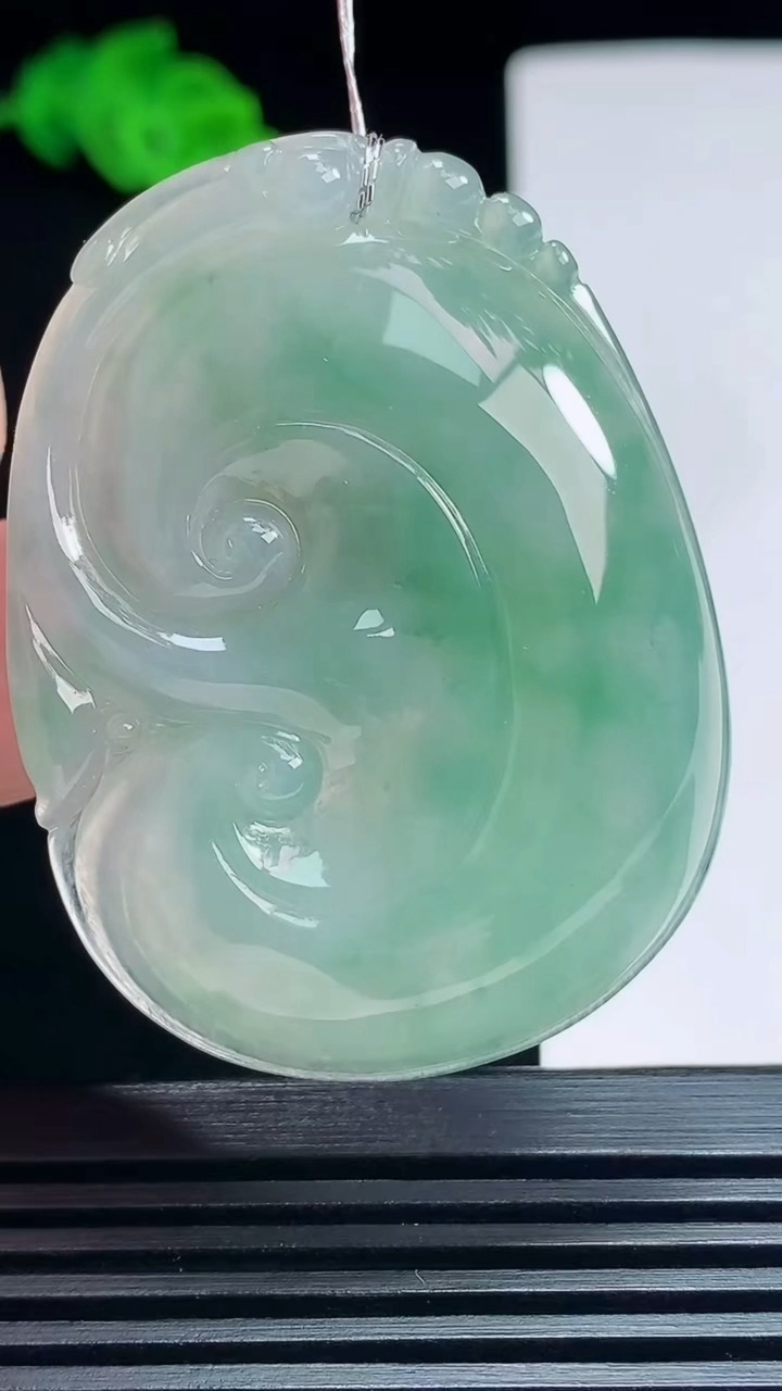 天然A货翡翠如意吊坠，尺寸49-36.5-6.3 重量:20.34g
7月19日