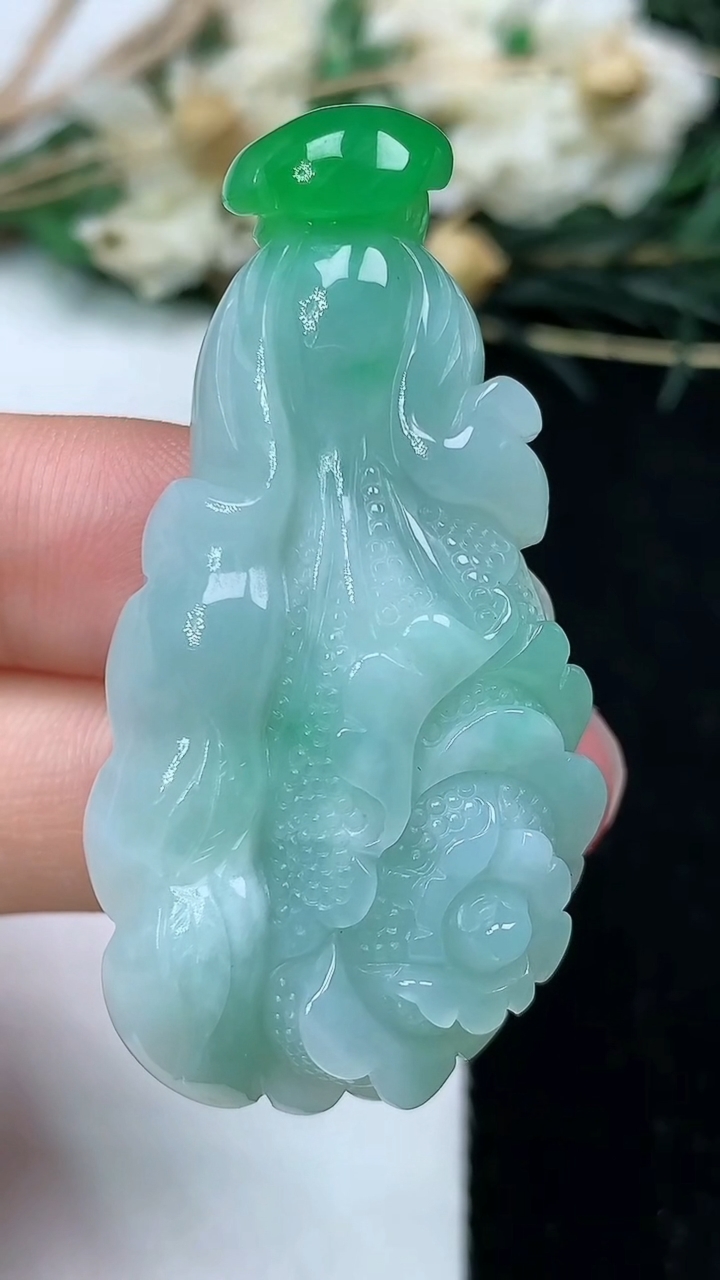天然A货翡翠白菜吊坠，尺寸47.2-23.3-11，重量:17.36g
7月19日