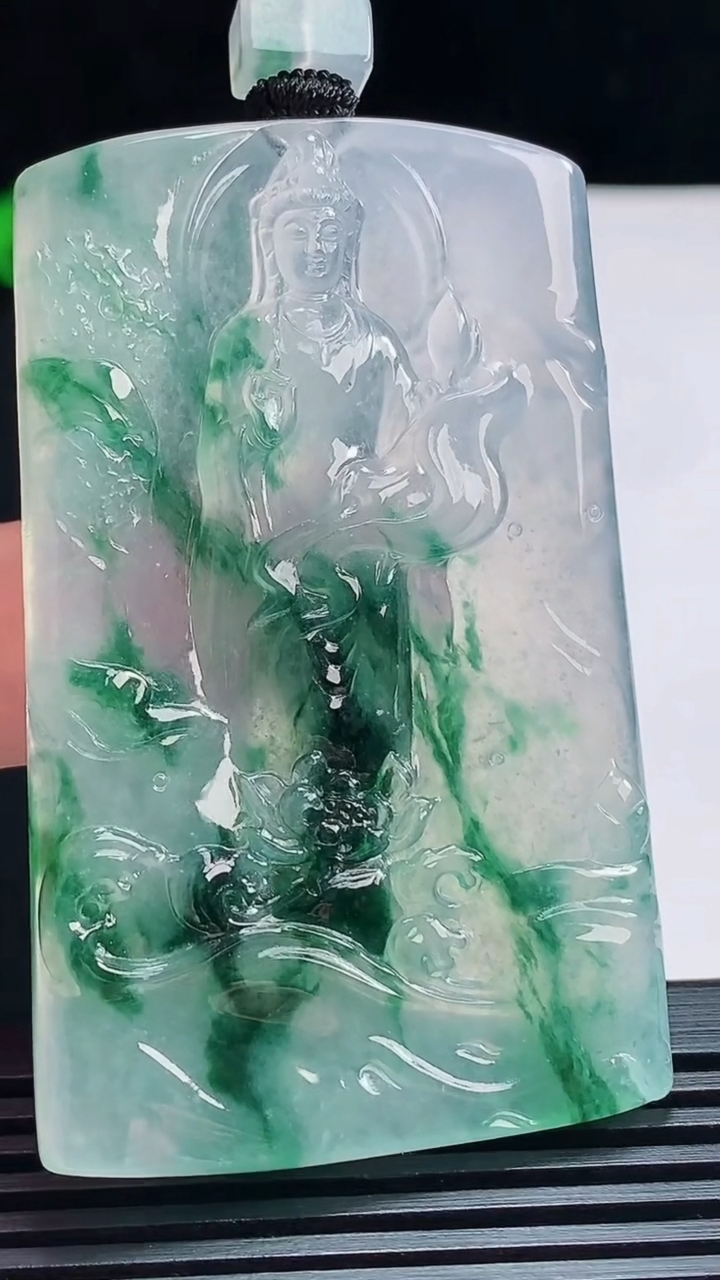 天然A货翡翠种飘花大势至菩萨吊坠，尺寸62-39-5.5 重量:40.73g
7月19日