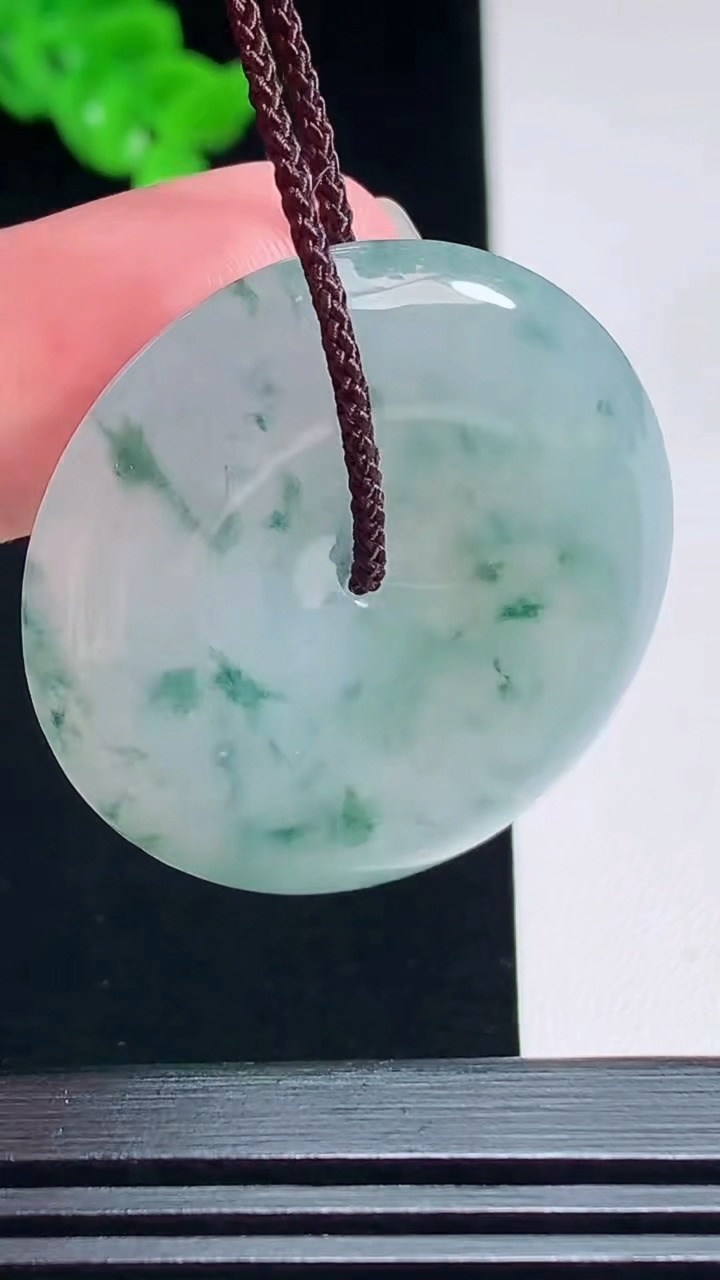 天然A货翡翠冰种飘花平安扣吊坠，尺寸36-5.6 重量:16.43g
7月19日