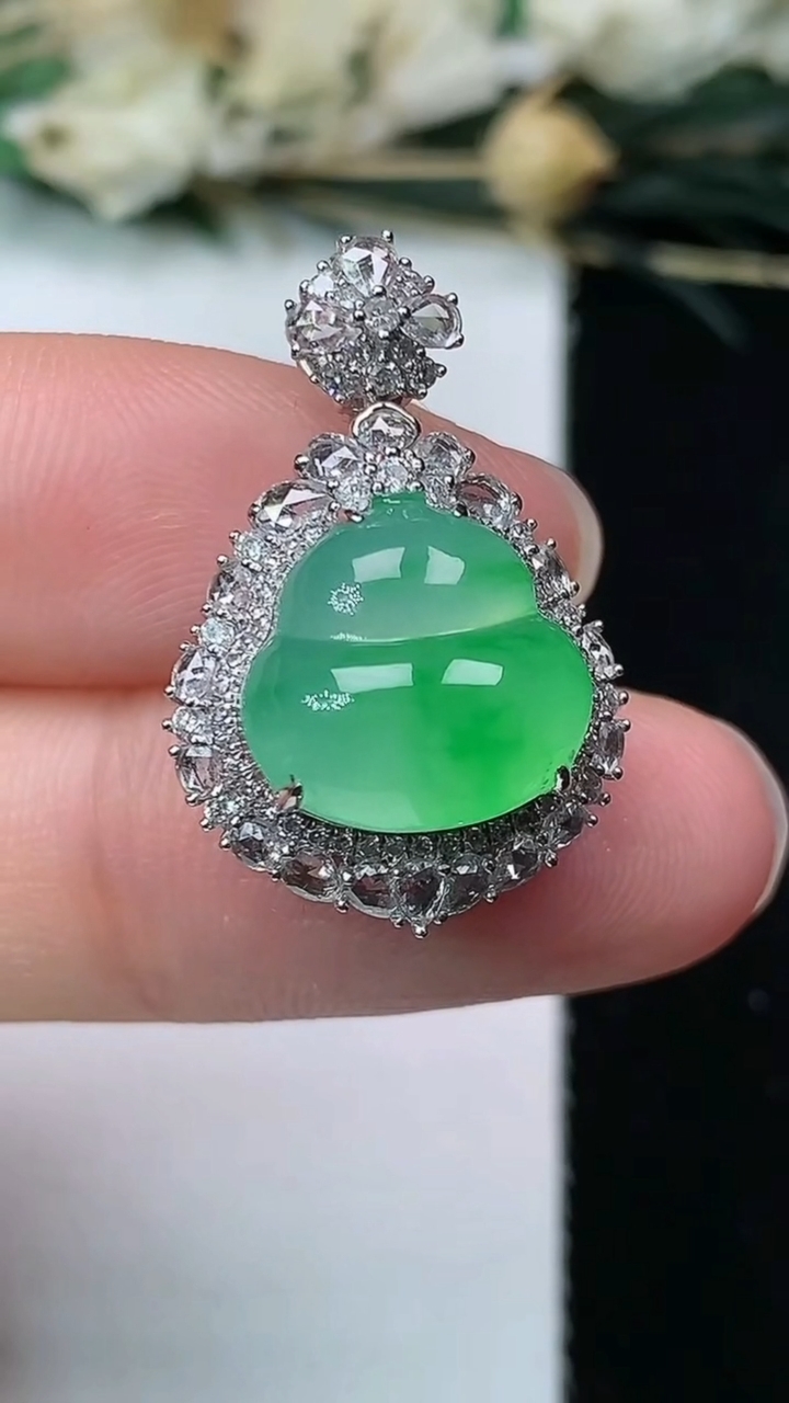 天然A货翡翠葫芦吊坠，尺寸24.7-16.4-11.4，裸石11.2-11.9，重量:4.80g
7