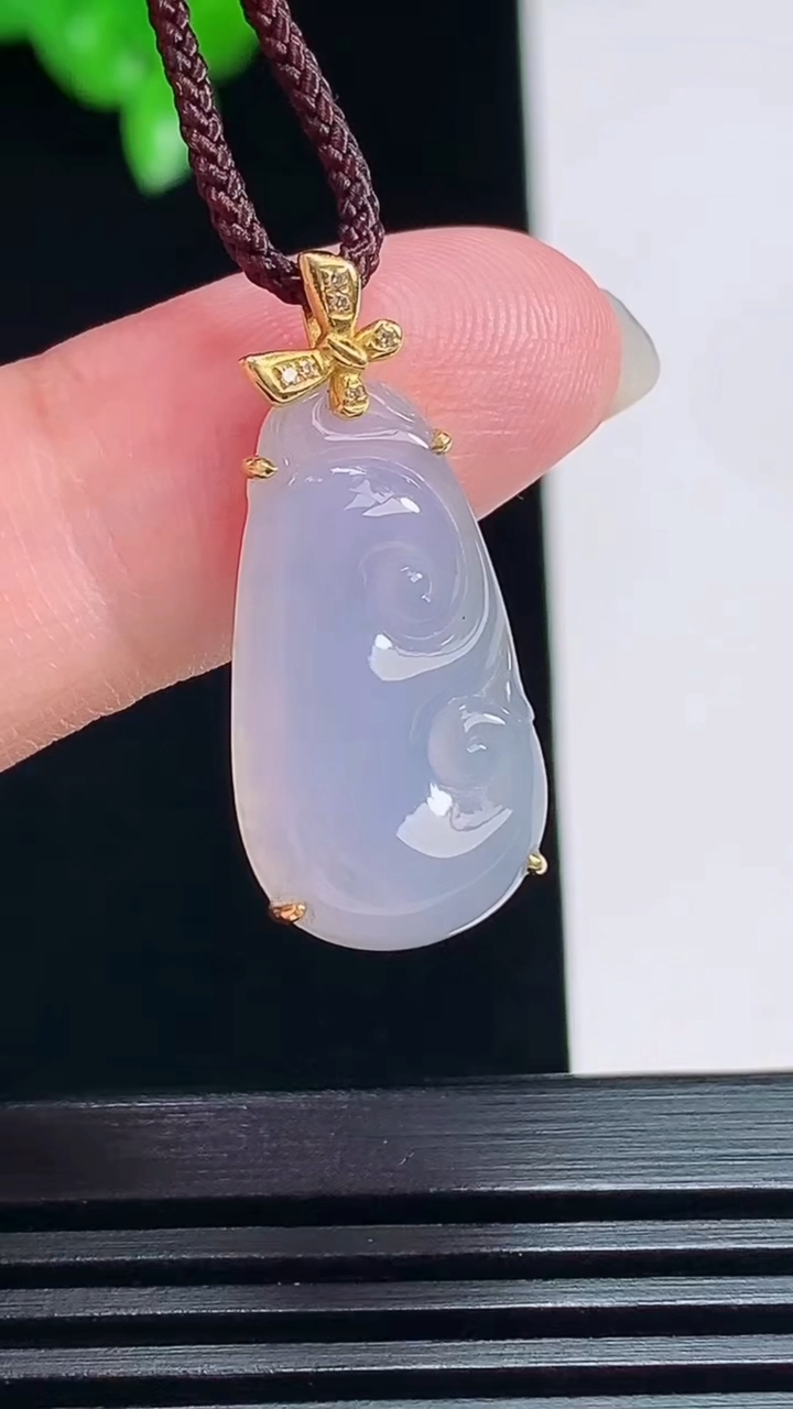天然A货翡翠种紫罗兰如意吊坠，尺寸27.6-12.5-4，裸石21-12.5 重量:2.43g
7月