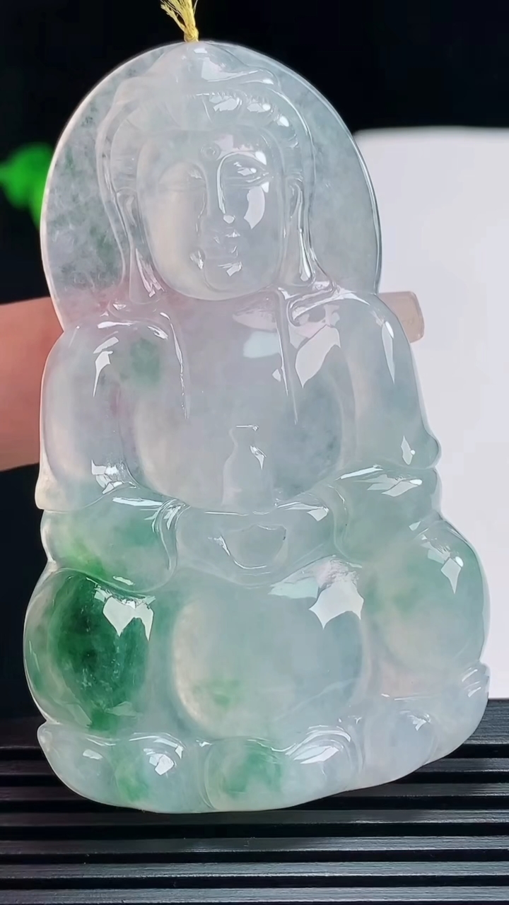 天然A货翡翠种飘花正装观音吊坠，尺寸67.2-41-6 重量:29.69g
7月19日