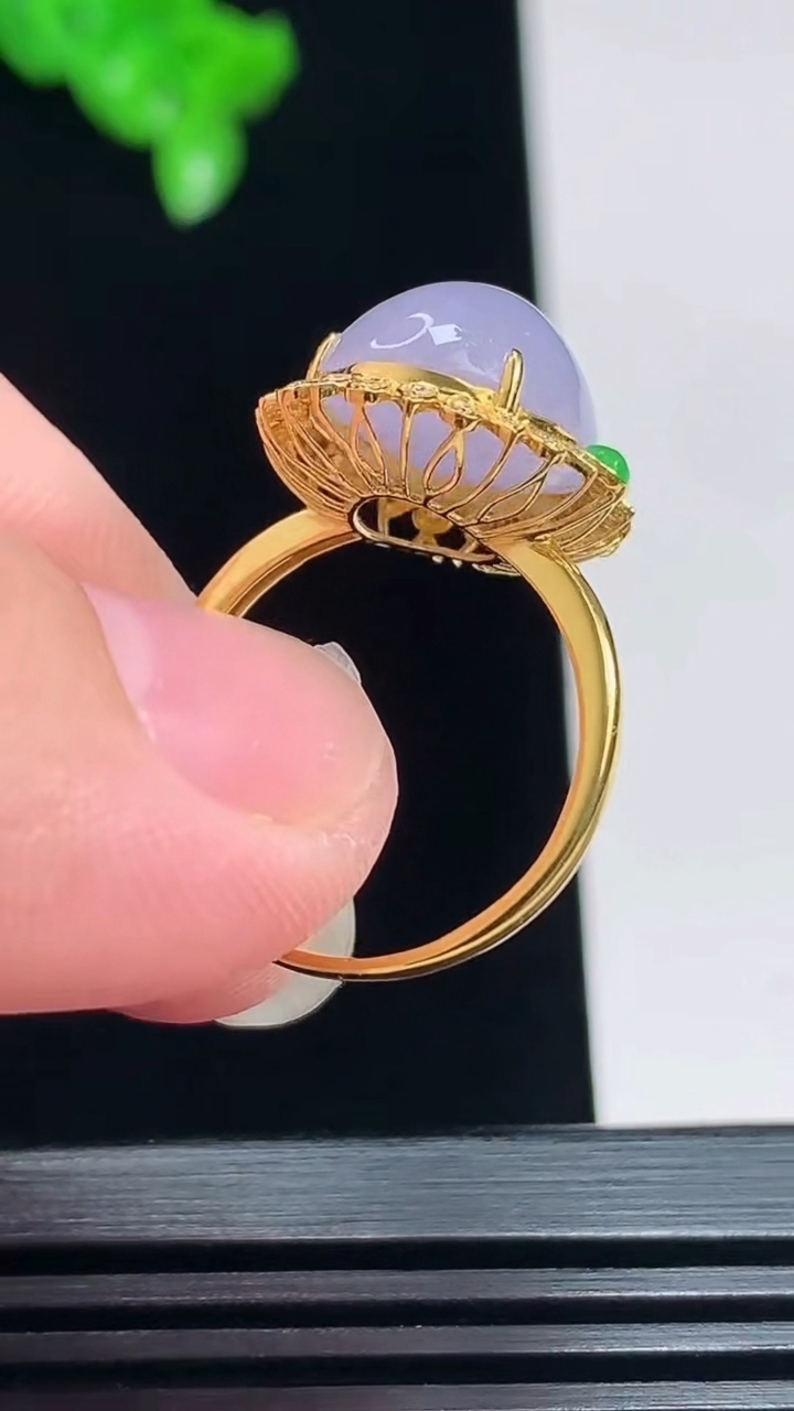 天然A货翡翠18k金紫罗兰蛋面戒指，尺寸17.8-13-10.5-10 重量:3.35g2026年7月19日
工厂直销收藏佳品,种好水足，色泽均匀，有种有色，上手高大气！