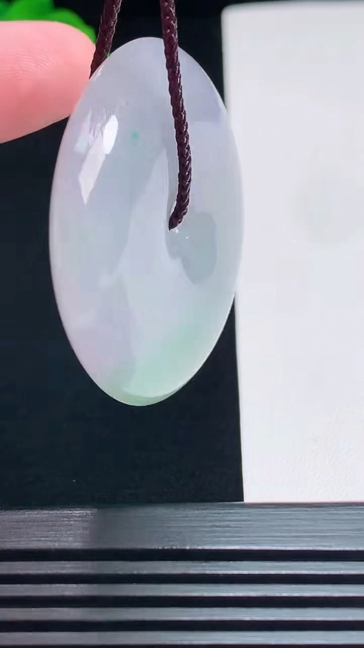 天然A货翡翠春带彩 紫罗兰平安扣吊坠，尺寸43-9.3 重量:35.04g
7月19日