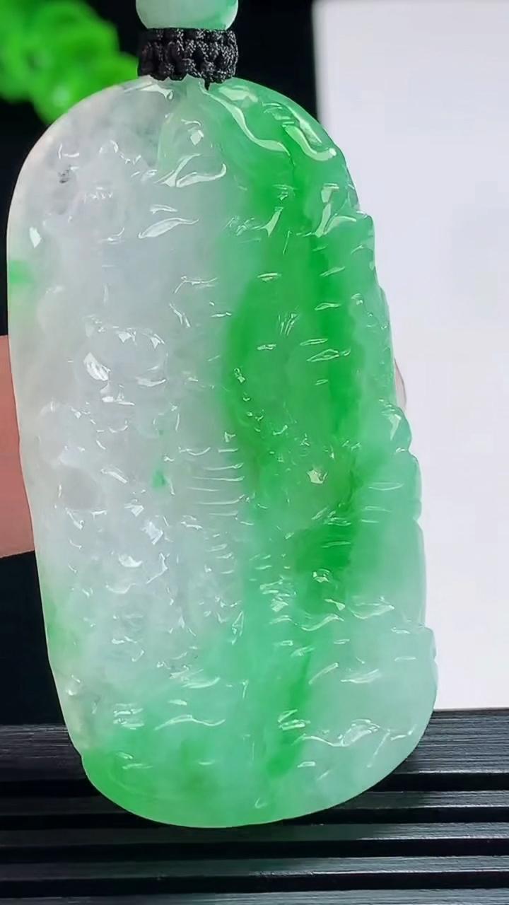 天然A货翡翠山水牌吊坠，尺寸50-27.6-5.8 重量:20.83g
7月19日