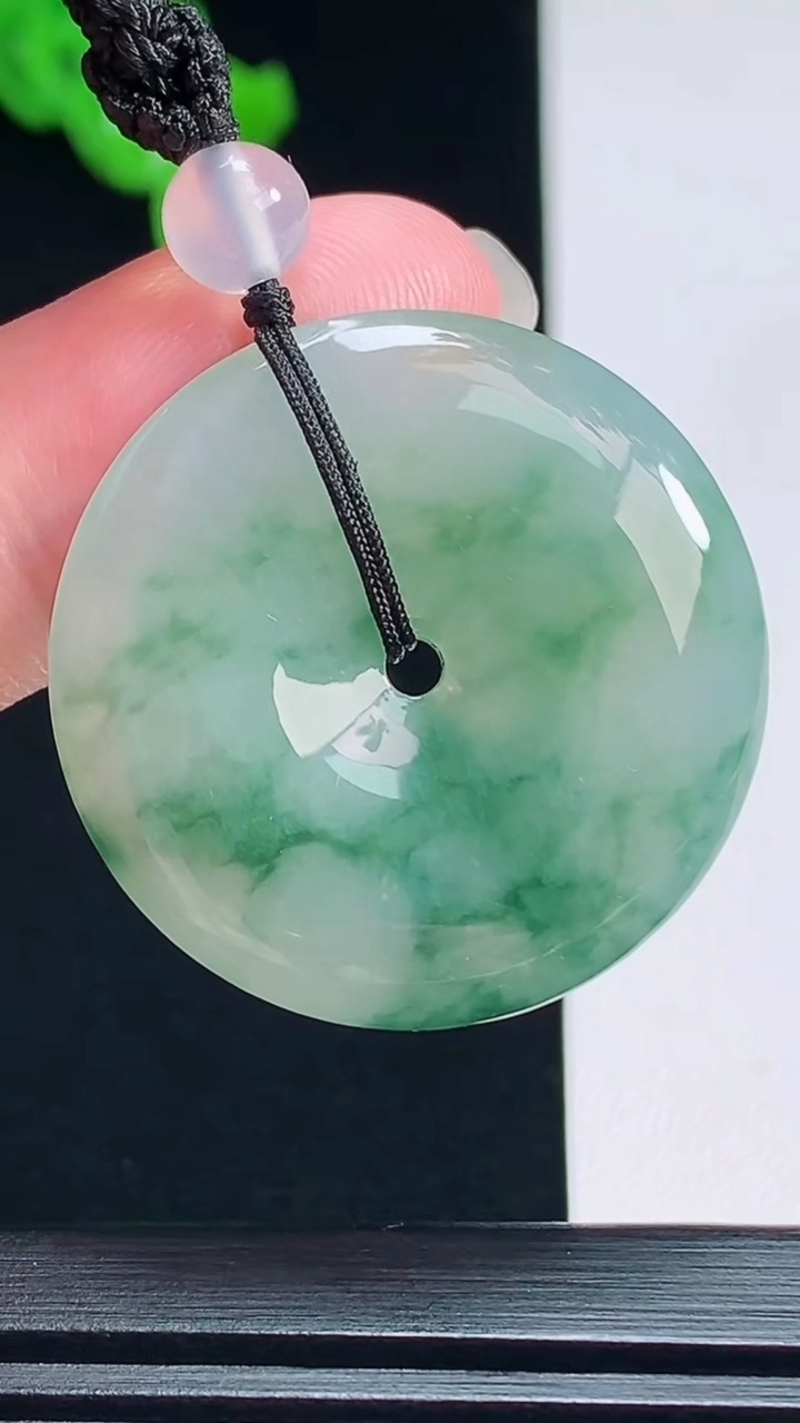 天然A货翡翠飘花平安扣吊坠，尺寸30-5.6 重量:13.87g
7月19日