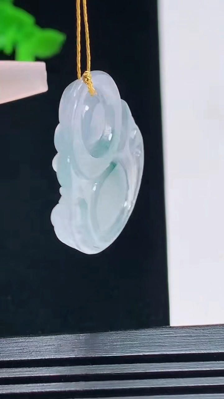 天然A货翡翠种飘花佛公吊坠，尺寸26.5-28-5.5 重量:6.20g
7月19日