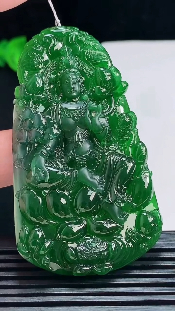 天然A货翡翠大势至菩萨吊坠，尺寸67.5-38.5-7 重量:31.76g
7月19日
