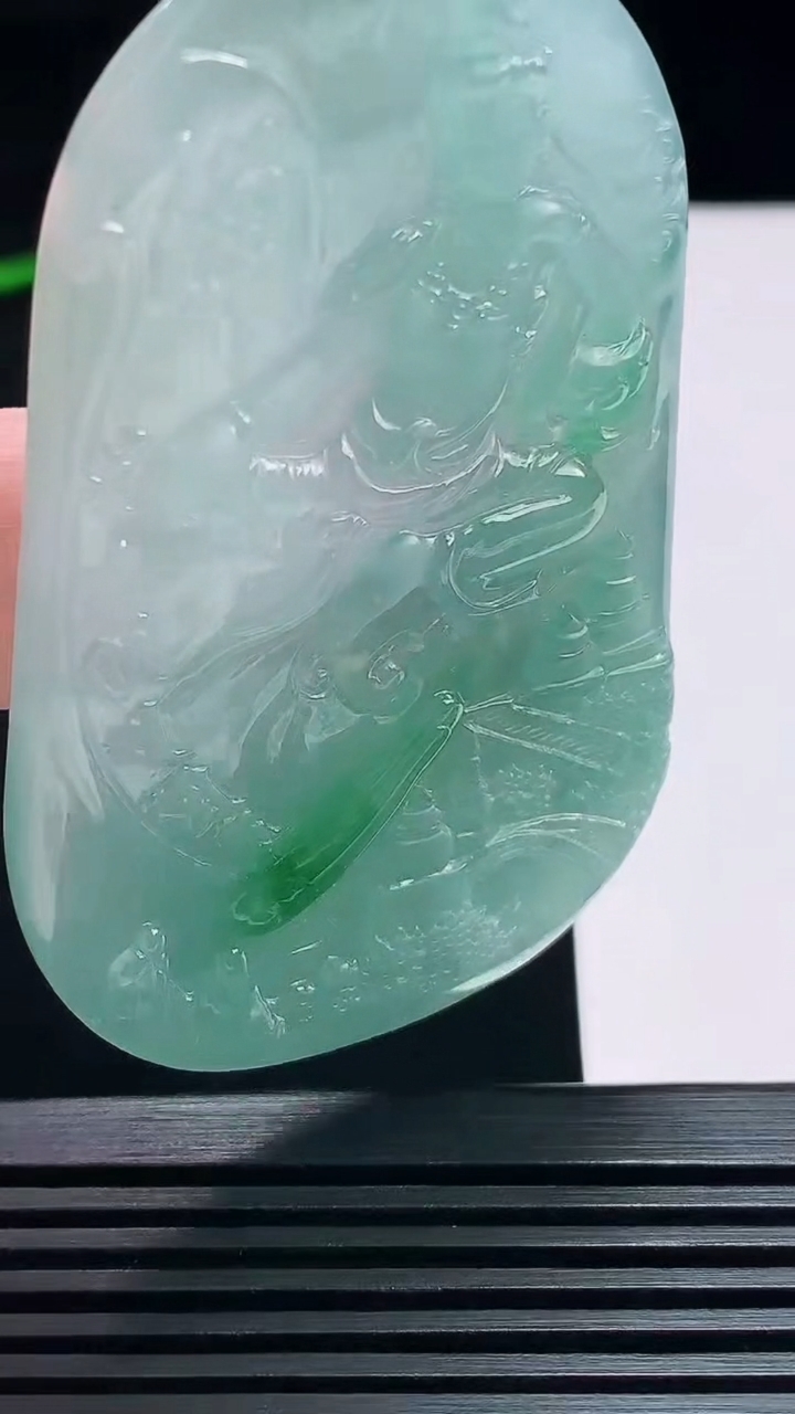 天然A货翡翠观音菩萨吊坠，尺寸65-41-5.6 重量:32.78g
7月19日