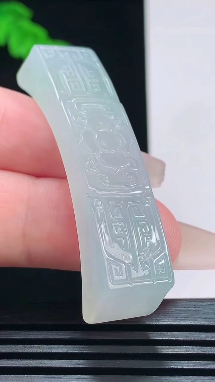 天然A货翡翠仿古牌手牌，尺寸54.5-12.8-11 重量:17.53g
7月19日