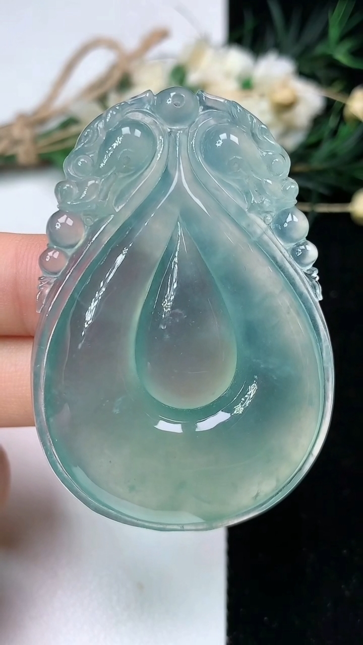 天然A货翡翠福贝吊坠，尺寸54.3-37.5-8.2，重量:29.02g
7月19日
