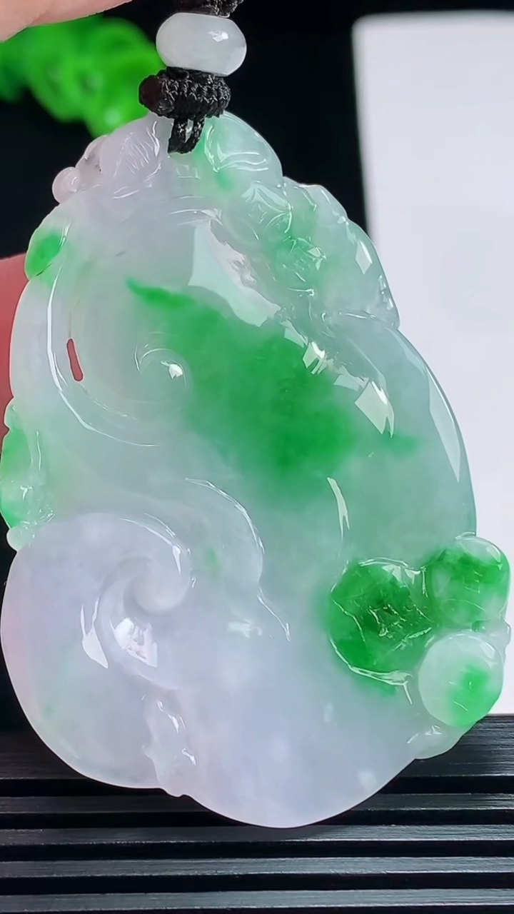 天然A货翡翠如意吊坠，尺寸51-37-5.5 重量:24.88g
7月19日