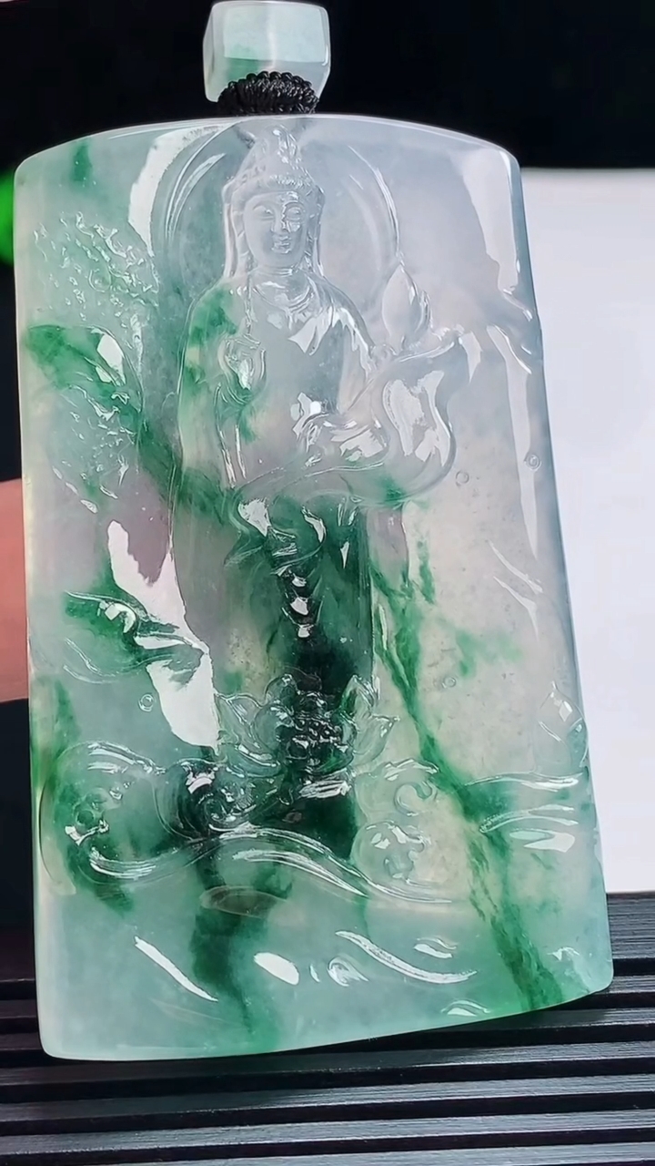 天然A货翡翠种飘花大势至菩萨吊坠，尺寸62-39-5.5 重量:40.73g
7月19日