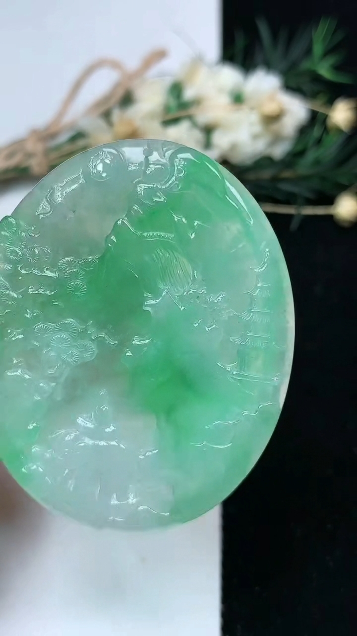 天然A货翡翠山水牌吊坠，尺寸52-43-5.2，重量:25.69g
7月19日