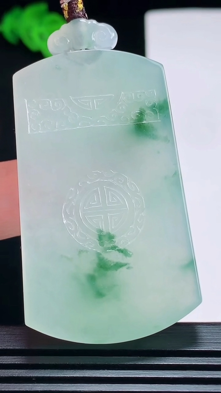 天然A货翡翠种飘花仿古无事牌吊坠，尺寸54-32-5.6 重量:31.00g
7月19日