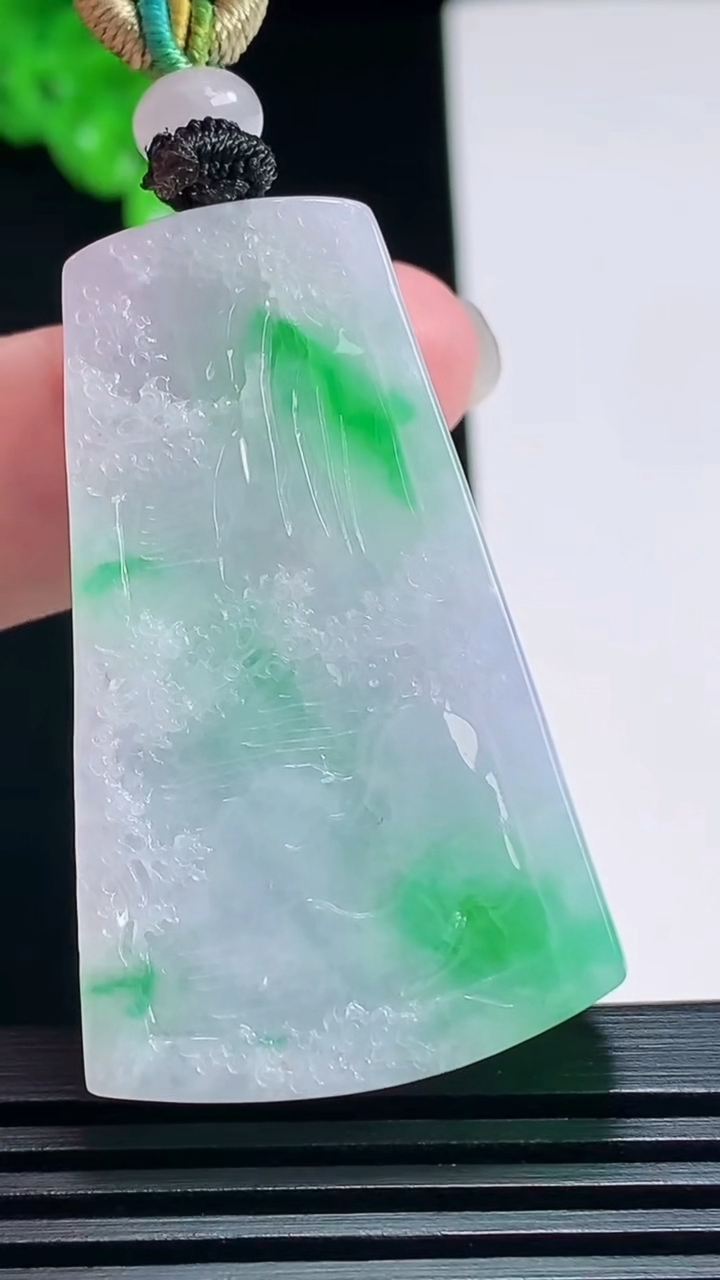 天然A货翡翠山水牌吊坠，尺寸44.5-27-11.5 重量:29.37g
7月19日