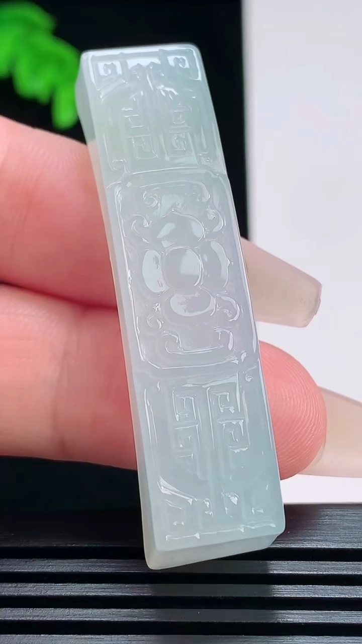 天然A货翡翠仿古牌手牌，尺寸54.5-12.8-11 重量:17.53g
7月19日