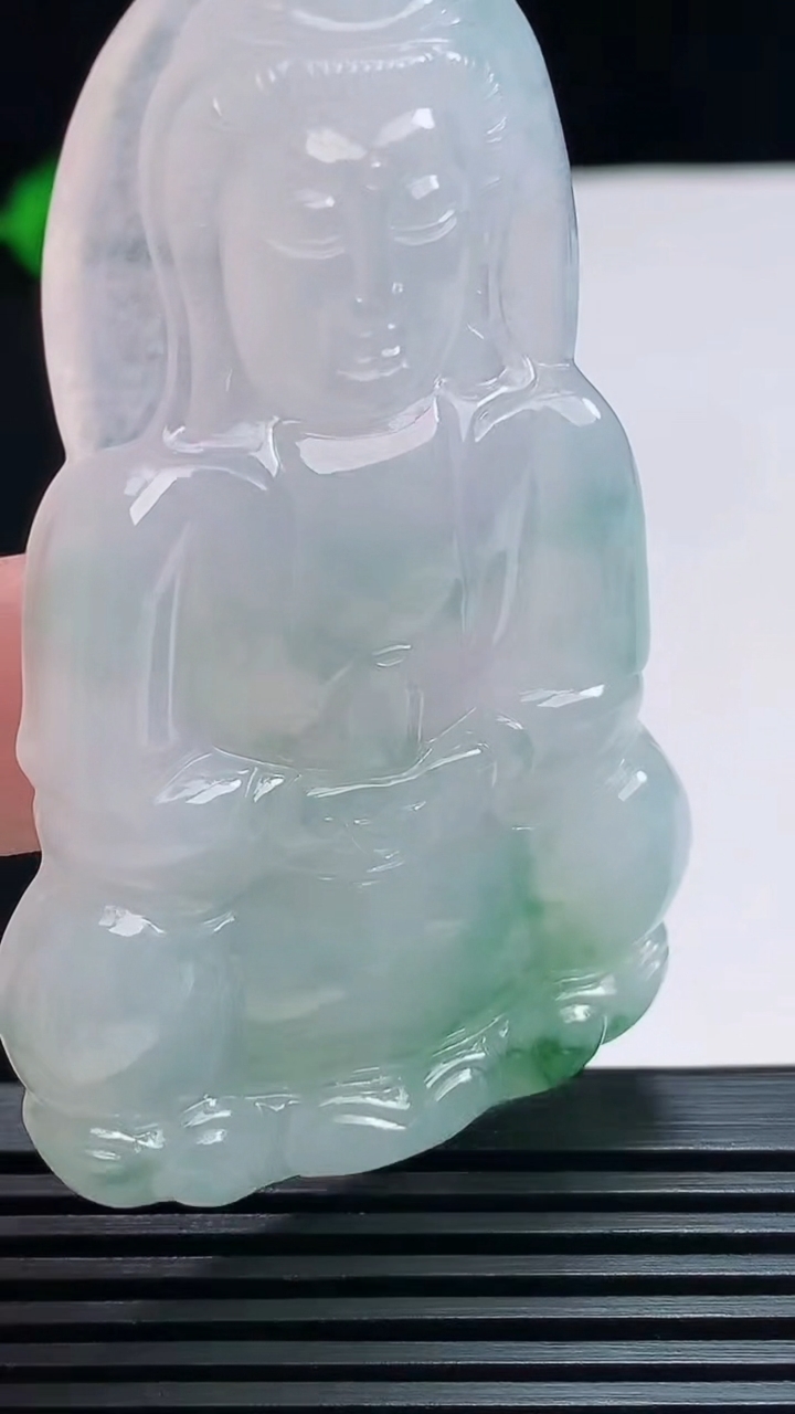 天然A货翡翠冰种飘花正装观音吊坠，尺寸66-41-5.5 重量:28.30g
7月19日