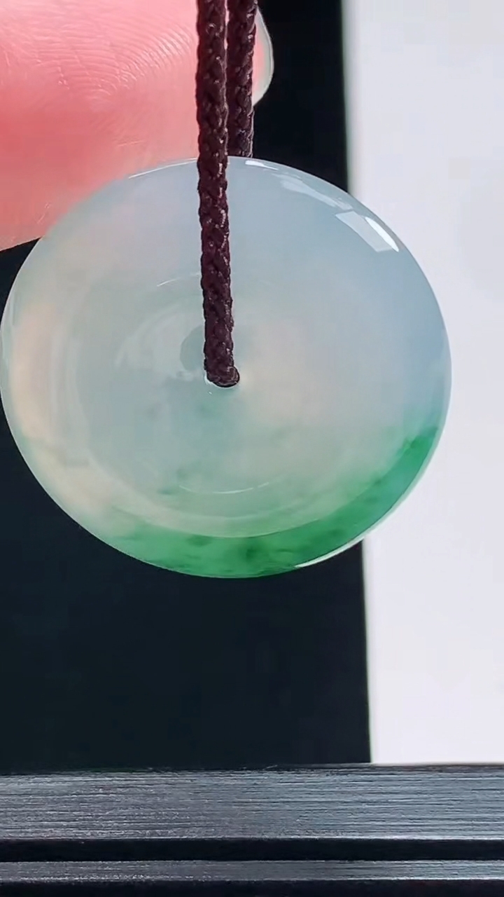天然A货翡翠平安扣吊坠，尺寸25-4.6 重量:7.00g
7月19日
