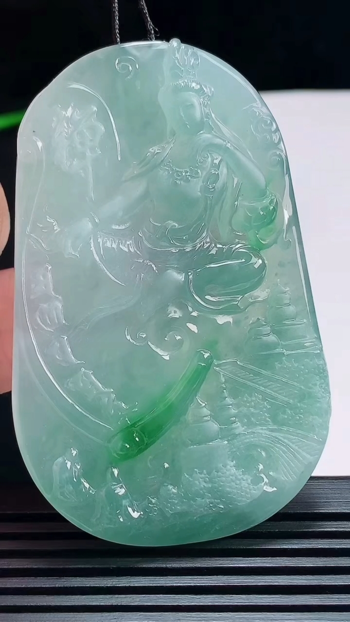 天然A货翡翠观音菩萨吊坠，尺寸65-41-5.6 重量:32.78g
7月19日