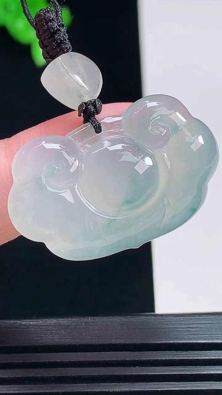 天然A货翡翠冰种飘花如意头吊坠，尺寸20-32-5.6 重量:7.86g
7月19日