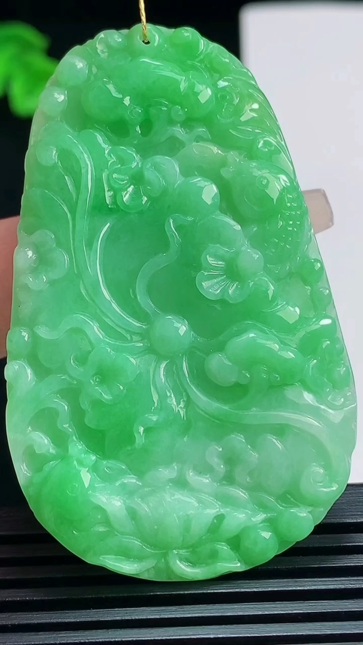 天然A货翡翠和和美美 荷叶鱼吊坠，尺寸58.6-36.5-8 重量:24.05g
7月19日