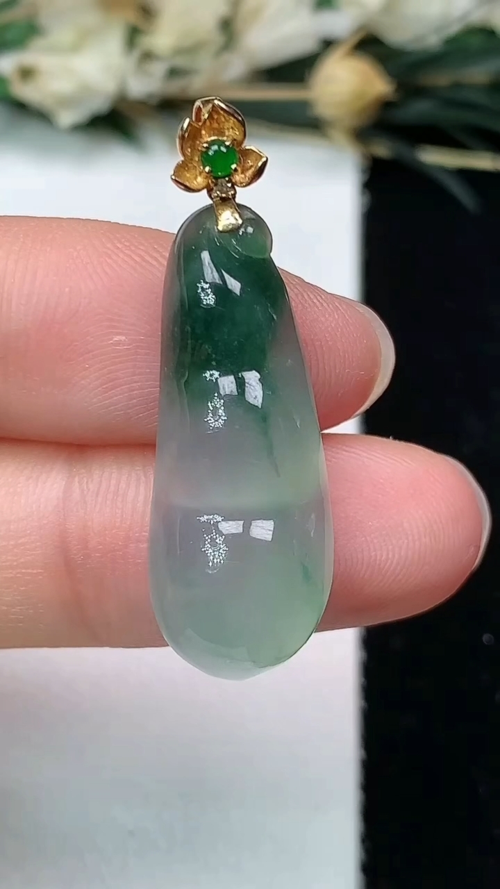天然A货翡翠福豆吊坠，尺寸26-10.6-5.7，重量:3.44g
7月19日