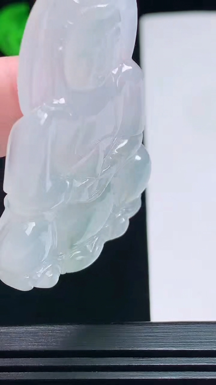 天然A货翡翠冰种飘花正装观音吊坠，尺寸53.5-35.6-5.6 重量:18.75g
7月19日