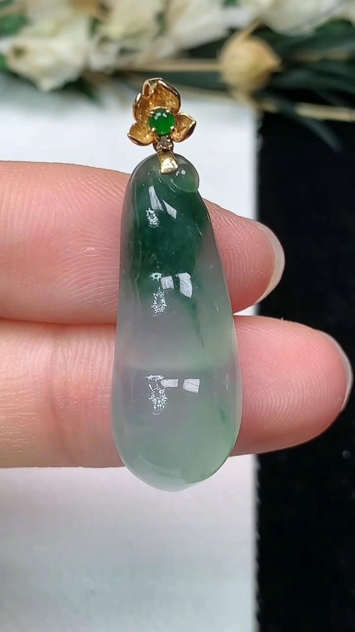 天然A货翡翠福豆吊坠，尺寸26-10.6-5.7，重量:3.44g
7月19日