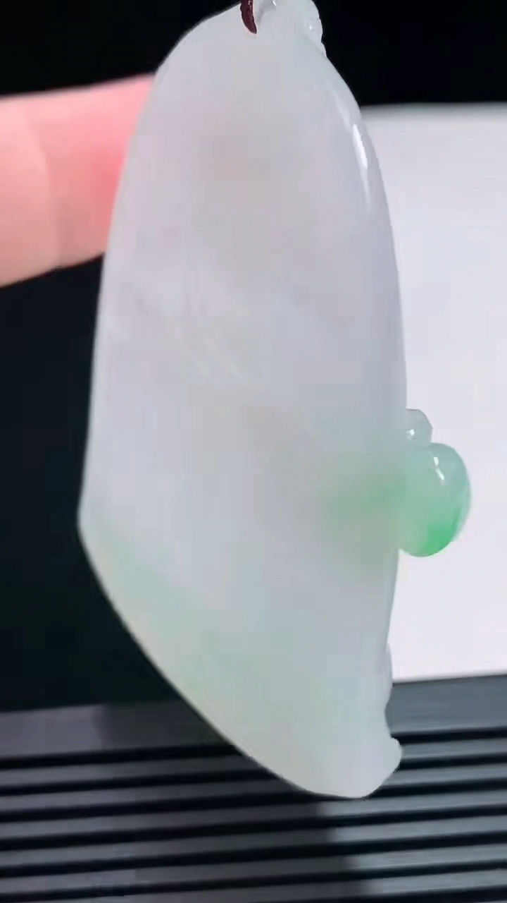 天然A货翡翠大势至菩萨吊坠，尺寸65-43.5-6.6 重量:35.34g
7月19日