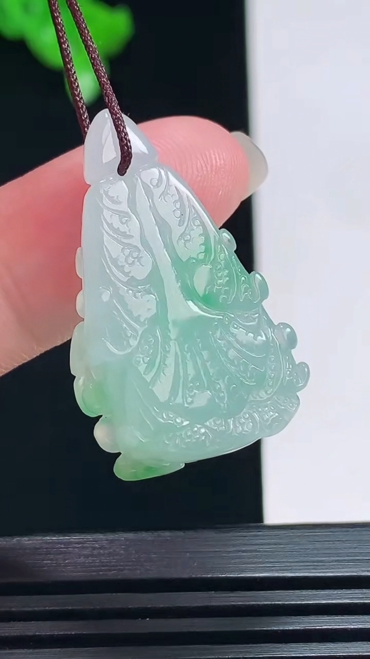 天然A货翡翠白菜吊坠，尺寸30-18.5-9.5 重量:6.97g
7月19日