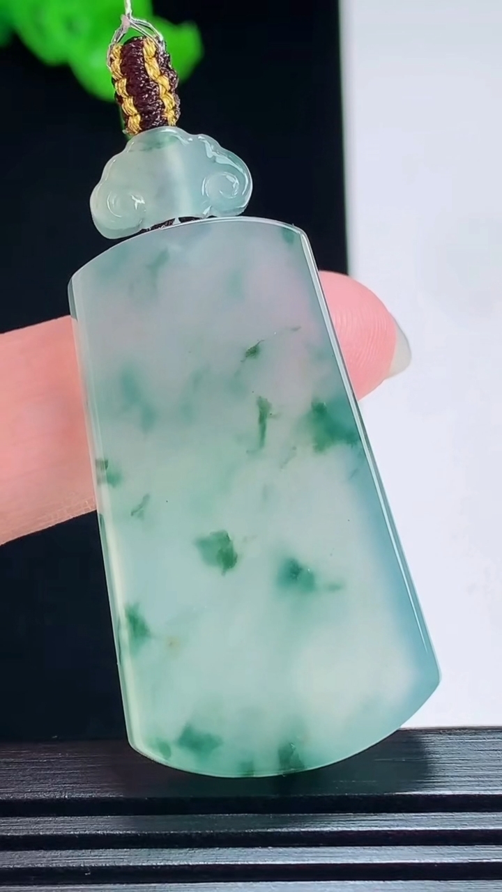 天然A货翡翠种飘花无事牌吊坠，尺寸40-22.6-6 重量:16.46g
7月19日