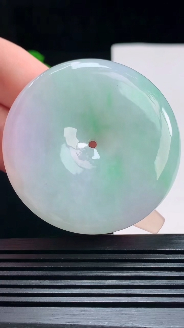 天然A货翡翠平安扣吊坠，尺寸52-11 重量:66.80g
7月19日