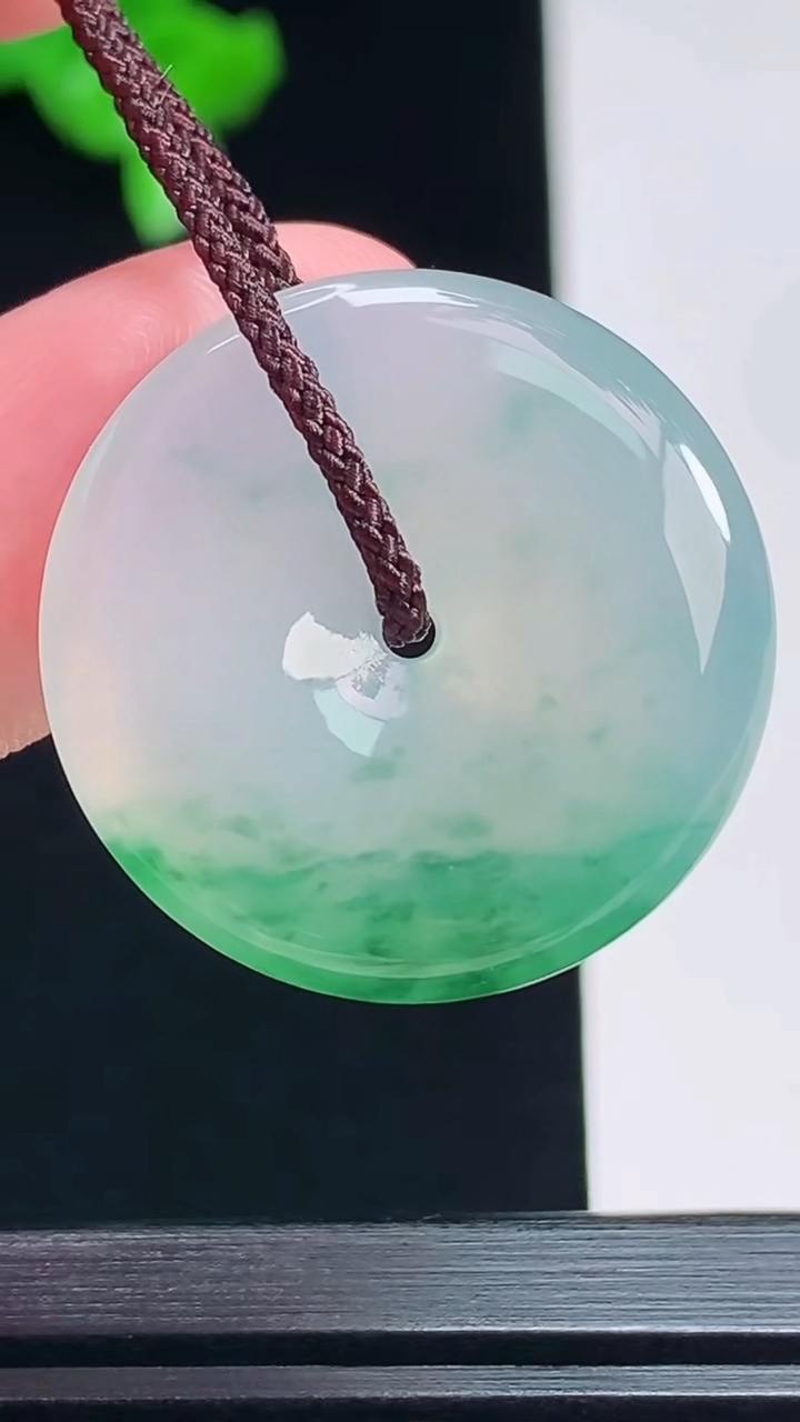 天然A货翡翠平安扣吊坠，尺寸25-4.6 重量:7.00g
7月19日