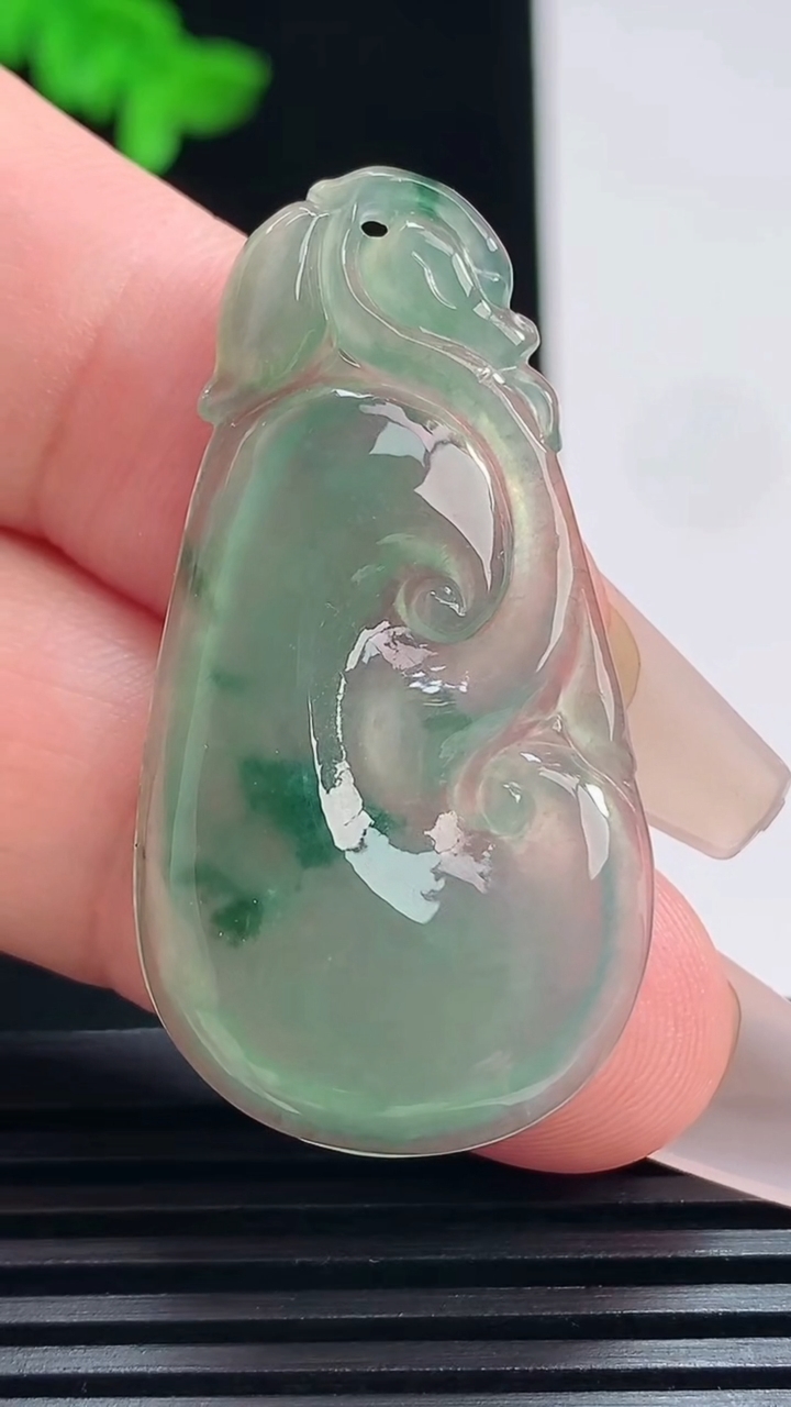 天然A货翡翠飘花如意吊坠，尺寸41.5-22-4 重量:5.93g
7月19日